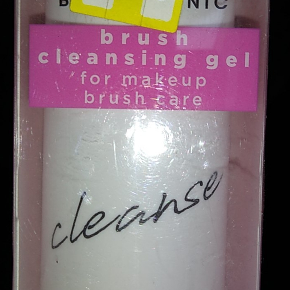 Makeup brush cleaner